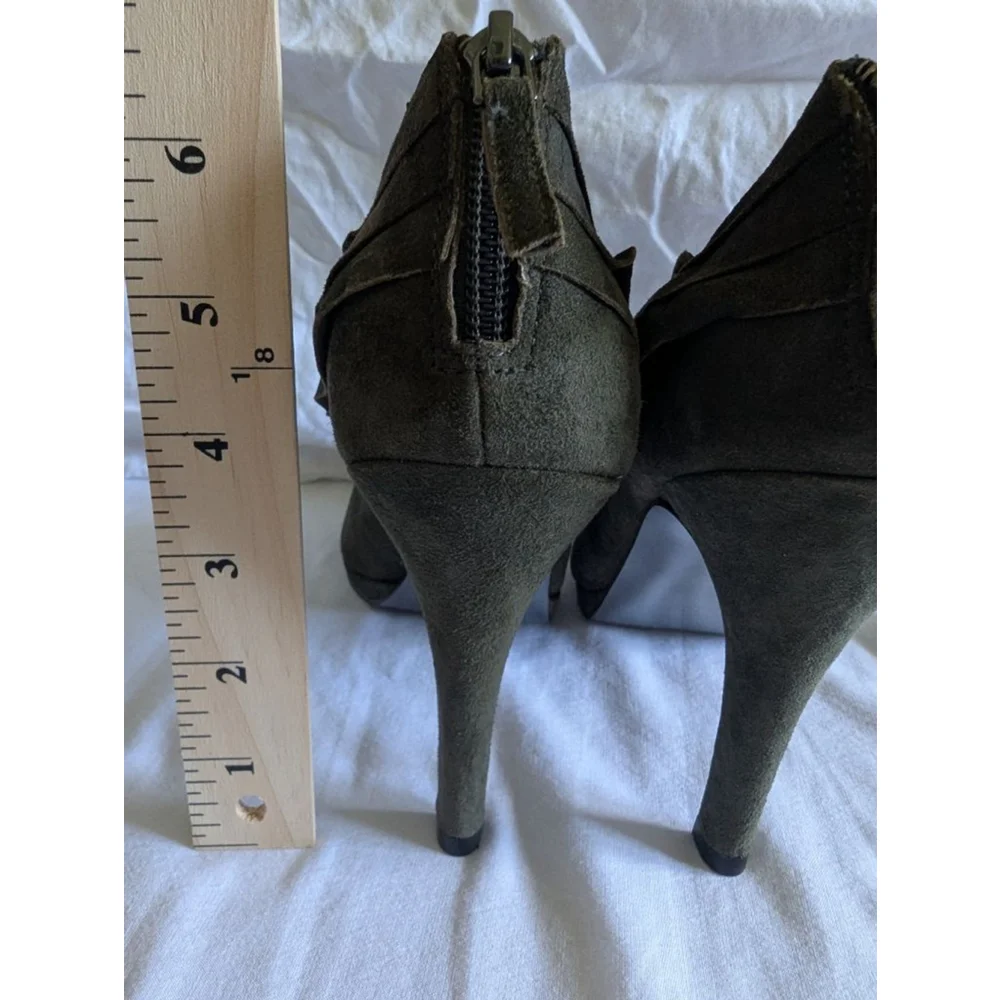 Tahari Taupe Suede Ruffle Booties Women's Sz 8.5 Whimsigoth Retro Avant‎ Garde